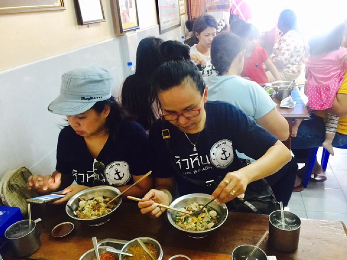 ร้านก๋วยเตี๋ยวที่เครียดที่สุดในโลก!!! อยู่ไม่ไกล เพชรบุรี มีกฎระเบียบการกินละเอียดยิบ ห้ามใช้โทรฯ แต่คนกินยังต่อแถวเพียบ สู้ไม่ถอยเพราะ??!!