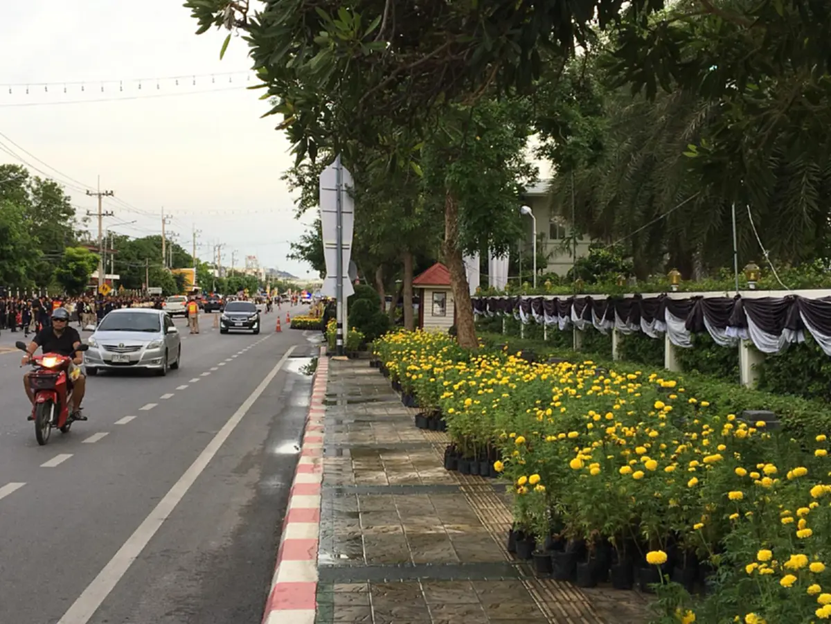 พระผู้อยู่ในใจไทยตลอดกาล“นักท่องเที่ยว-ชาวหัวหิน”หลายพันแต่งชุดดำออกมาทำบุญตักบาตร ถวายเป็นพระราชกุศล ครบรอบ 1 ปีเสด็จสวรรตของในหลวง ร.9