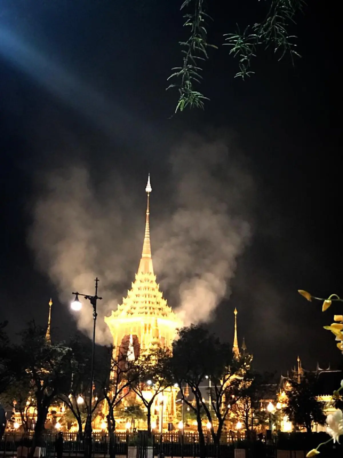 อัศจรรย์!!! ช่วงเวลาถวายพระเพลิงพระบรมศพจริง ปรากฏควันสีขาว รูปหัวใจ เหนือพระเมรุมาศ  และ ฝูงนกสีขาว ๙ ตัวโผบินวน เหนือพระเมรุมาศ  (คลิป)