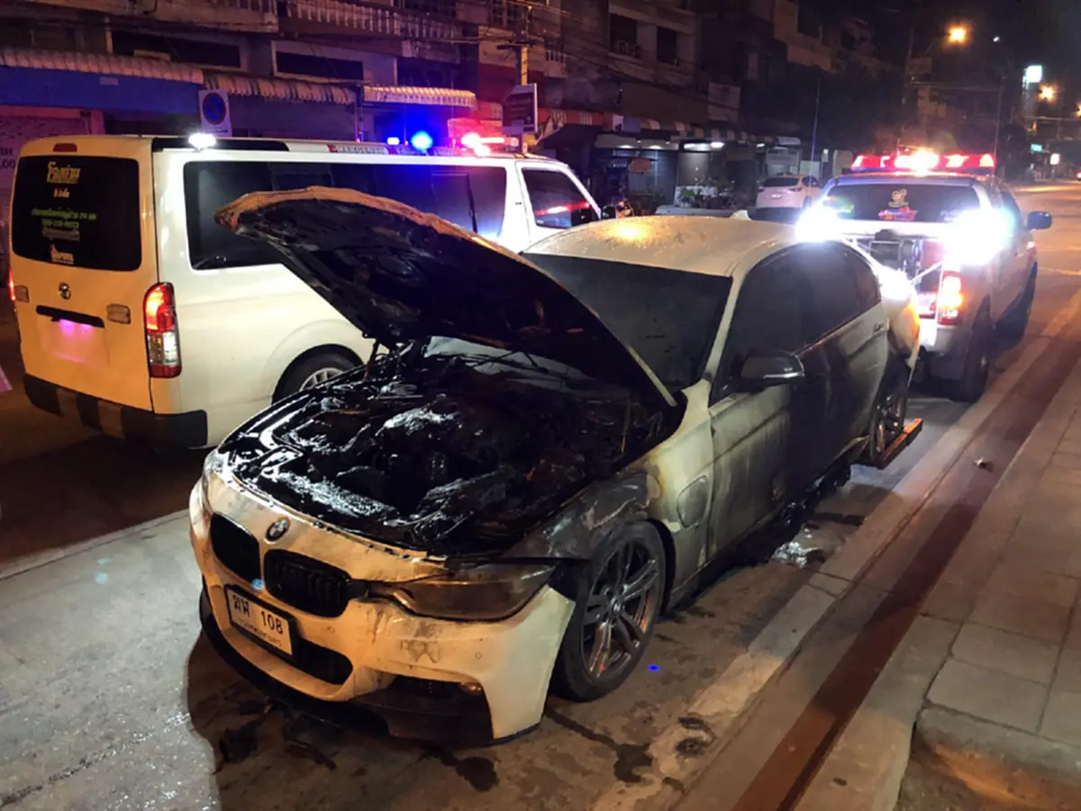 สาวตกใจหนัก หลังรถ BMW ใช้มาได้แค่ 2 ปี เกิดไฟลุกไหม้ห้องเครื่อง พังเสียหาย