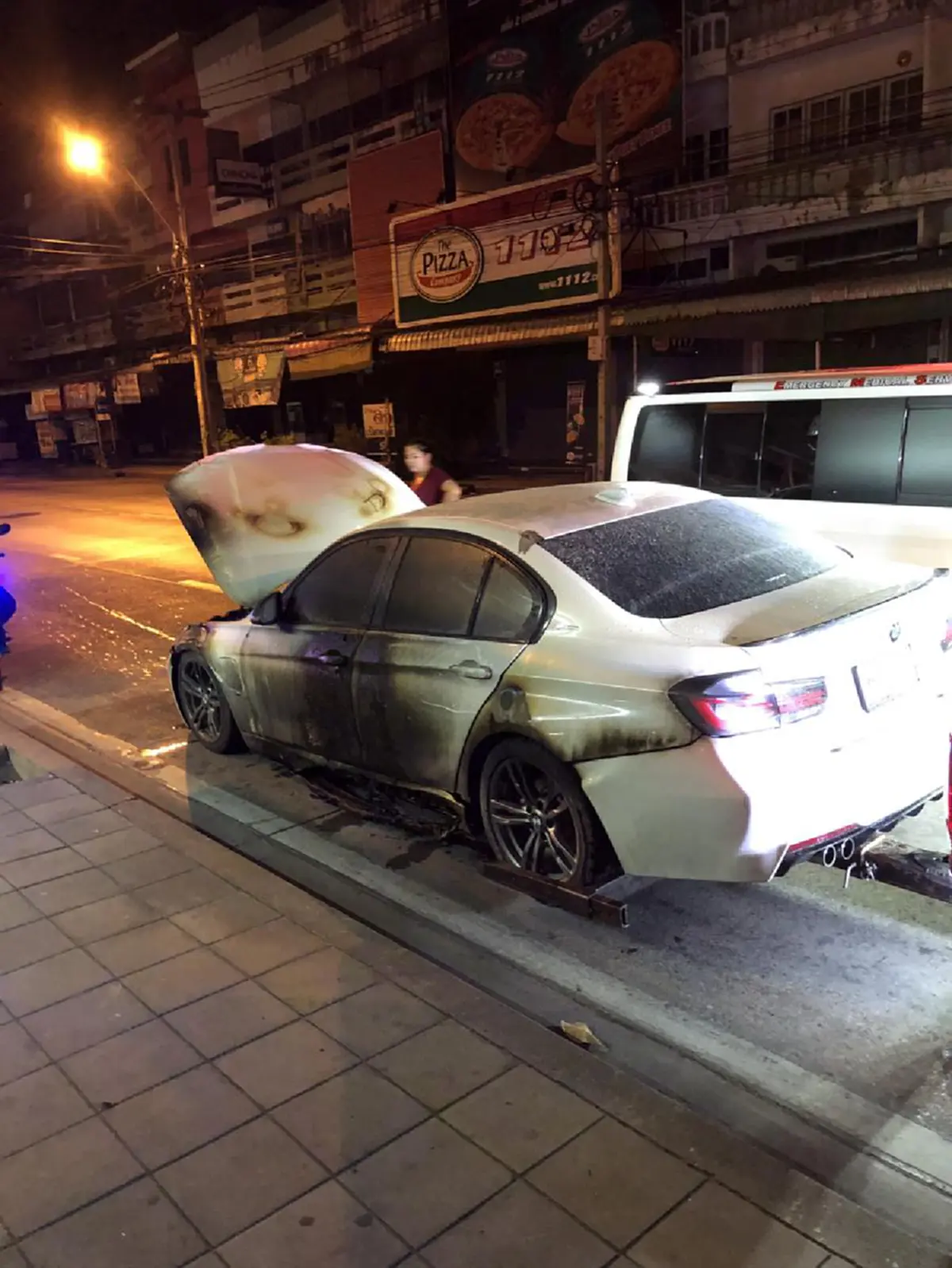 สาวตกใจหนัก หลังรถ BMW ใช้มาได้แค่ 2 ปี เกิดไฟลุกไหม้ห้องเครื่อง พังเสียหาย