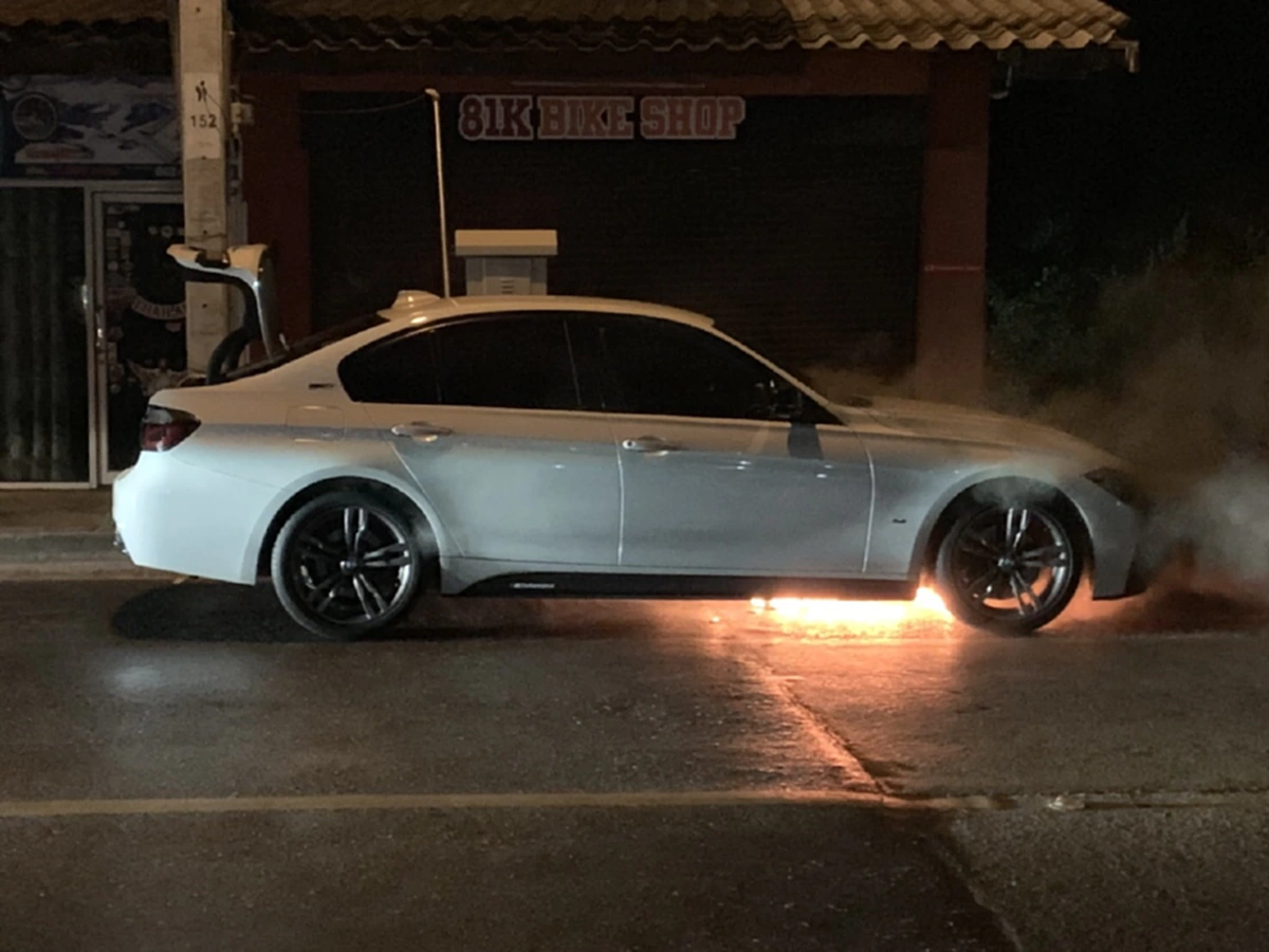 สาวตกใจหนัก หลังรถ BMW ใช้มาได้แค่ 2 ปี เกิดไฟลุกไหม้ห้องเครื่อง พังเสียหาย