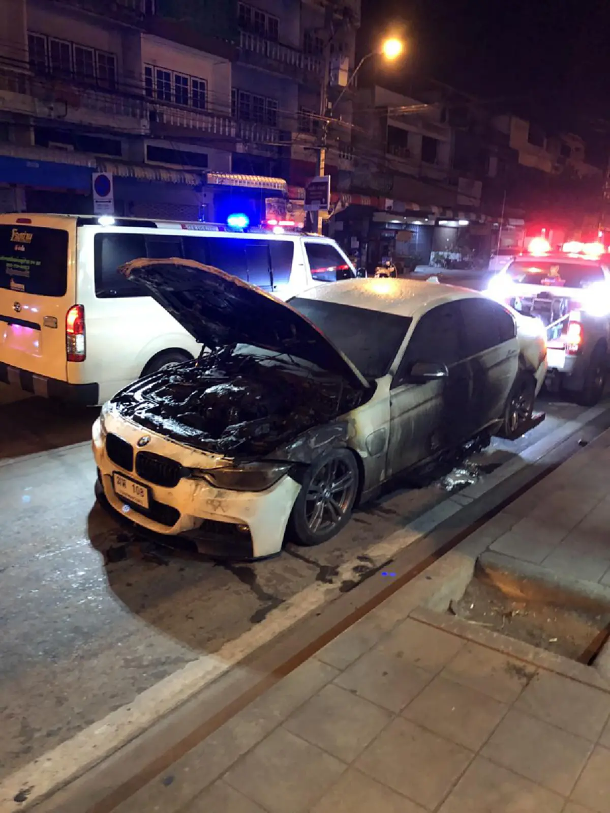 สาวตกใจหนัก หลังรถ BMW ใช้มาได้แค่ 2 ปี เกิดไฟลุกไหม้ห้องเครื่อง พังเสียหาย