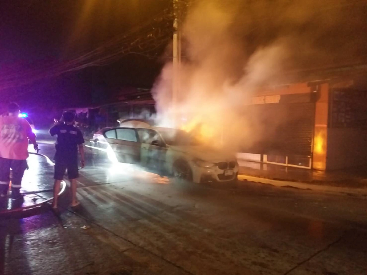 สาวตกใจหนัก หลังรถ BMW ใช้มาได้แค่ 2 ปี เกิดไฟลุกไหม้ห้องเครื่อง พังเสียหาย