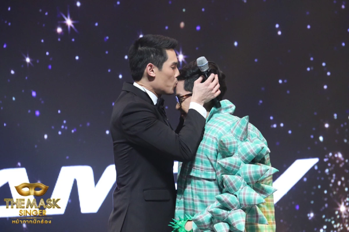 สิ้นสุดการรอคอย!!!  เผยโฉม "หน้ากากทุเรียน" The mask singer ไม่ผิดคาด! เขาคือนักร้องหนุ่มคนนี้นี่เอง ถึงกับเฮทั้งประเทศ!!! (มีคลิป)