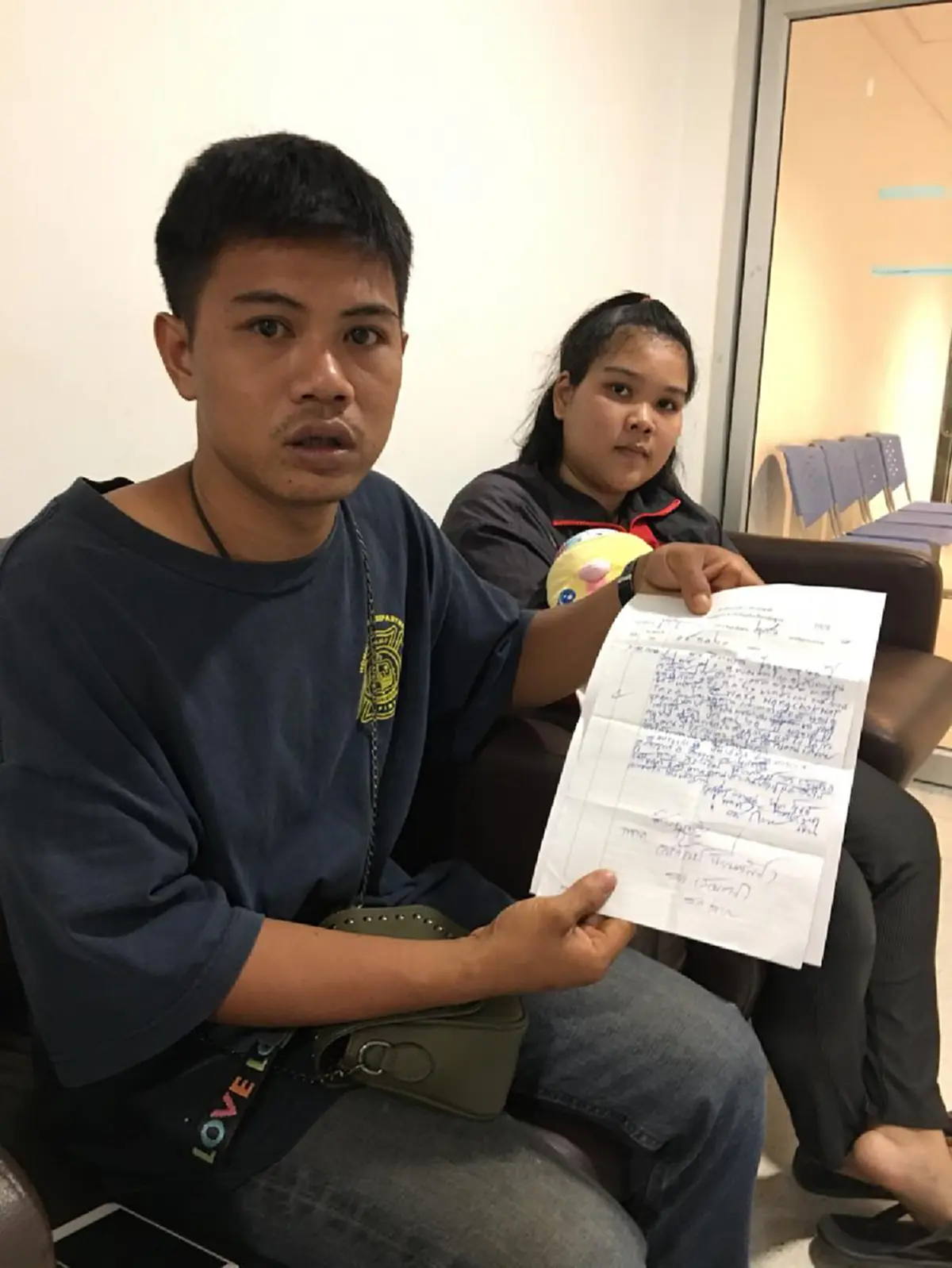 หนุ่มสุดโมโห! หญิงคู่กรณีโพสต์คลิปกล่าวหาแอบดูแม่วัย 60 เข้าห้องน้ำ แถมทีวีดังเอาไปออนแอร์ (คลิป)