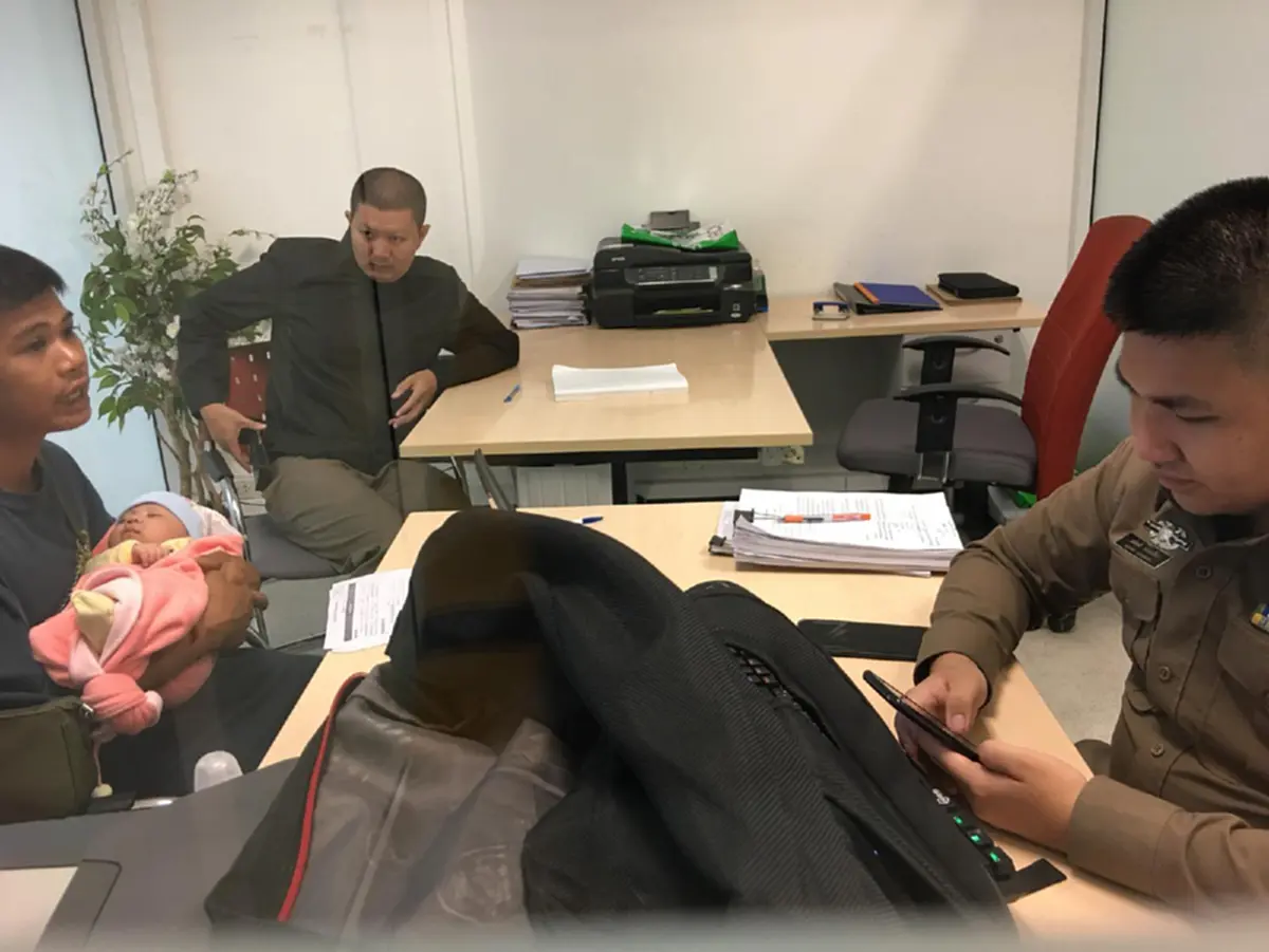 หนุ่มสุดโมโห! หญิงคู่กรณีโพสต์คลิปกล่าวหาแอบดูแม่วัย 60 เข้าห้องน้ำ แถมทีวีดังเอาไปออนแอร์ (คลิป)