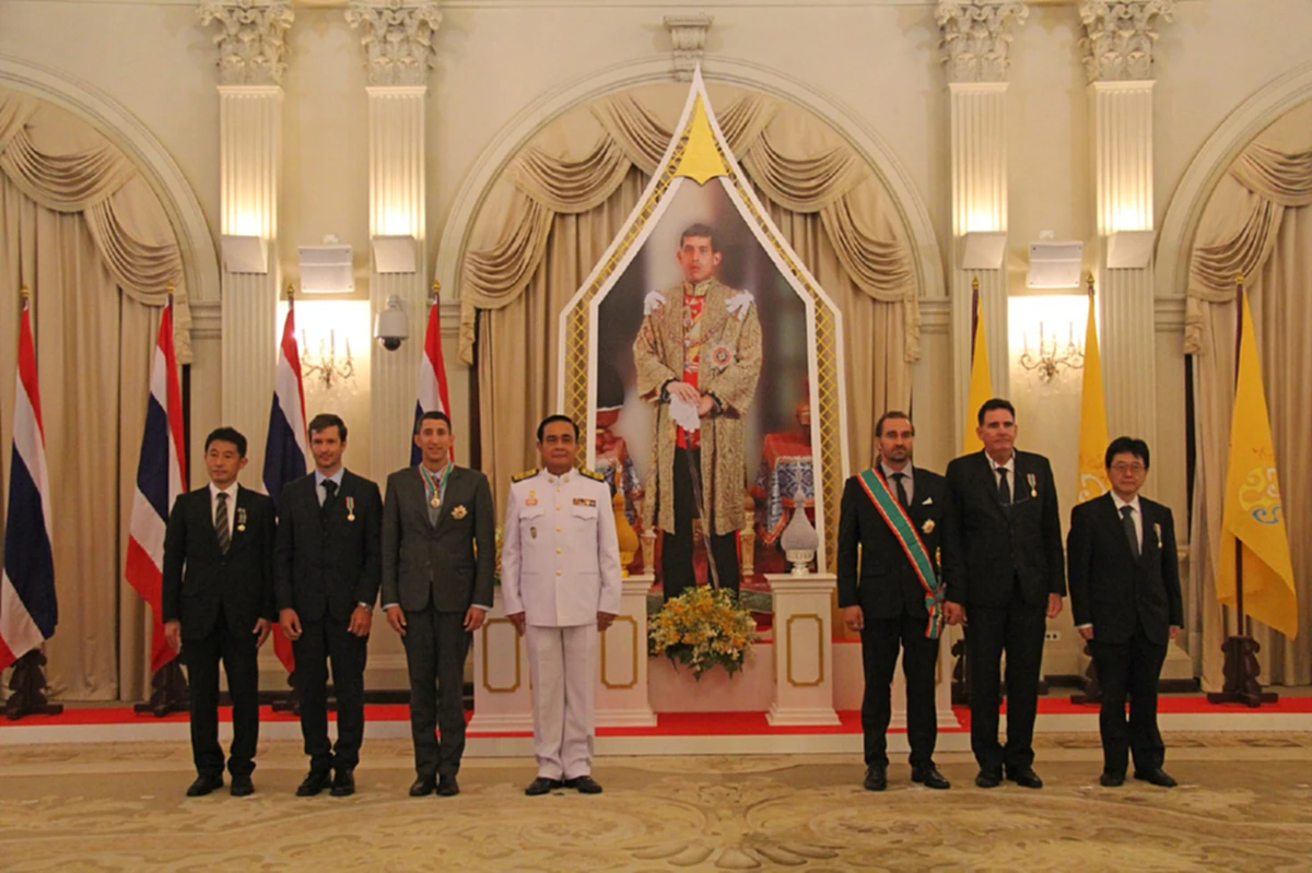 พระมหากรุณาธิคุณยิ่ง  ภาพนาทีเหล่าจิตอาสาไทย ต่างประเทศ. รับพระราชทานเครื่องราชย์-เข็มที่ระลึก ปฏิบัติภารกิจช่วย 13 หมูป่า