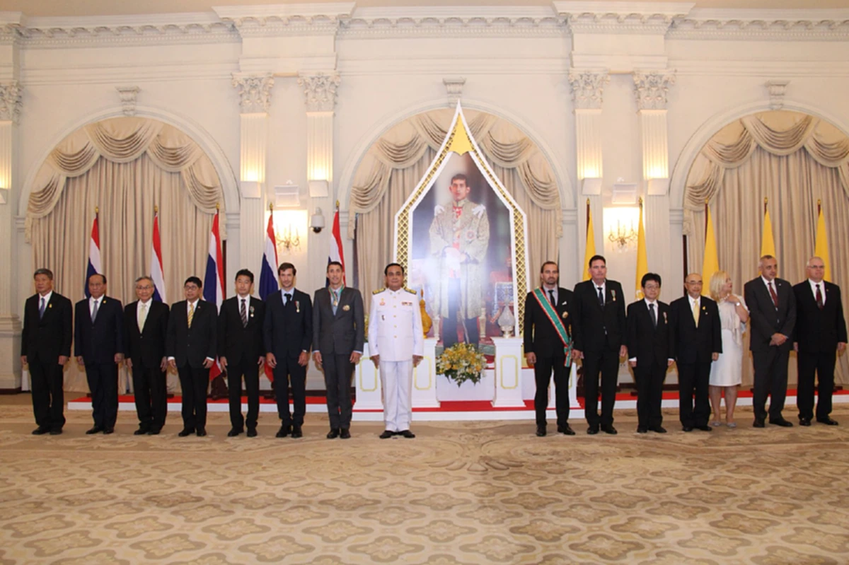 พระมหากรุณาธิคุณยิ่ง  ภาพนาทีเหล่าจิตอาสาไทย ต่างประเทศ. รับพระราชทานเครื่องราชย์-เข็มที่ระลึก ปฏิบัติภารกิจช่วย 13 หมูป่า