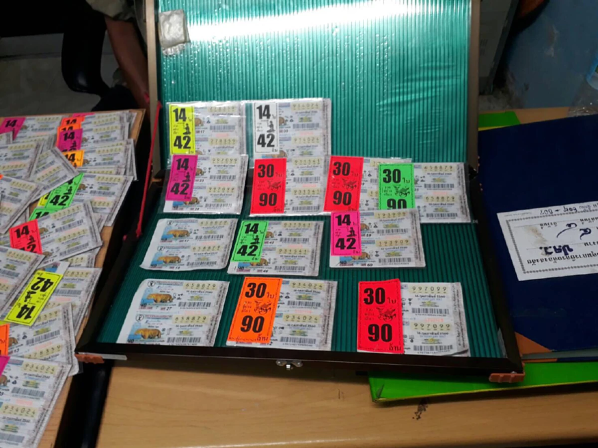 แสบสุดๆ!!!แก๊งปลอมลอตเตอรี่นำมาเร่ขายงานวัดคนซื้อไปเห็นผิดสังเกตแจ้งตร.รวบตัว!!แน่ะวิธีดูลอตเตอรี่ปลอม