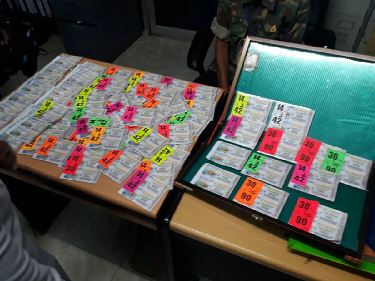 แสบสุดๆ!!!แก๊งปลอมลอตเตอรี่นำมาเร่ขายงานวัดคนซื้อไปเห็นผิดสังเกตแจ้งตร.รวบตัว!!แน่ะวิธีดูลอตเตอรี่ปลอม