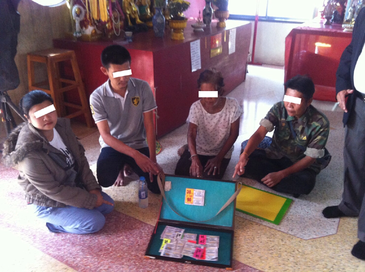 แสบสุดๆ!!!แก๊งปลอมลอตเตอรี่นำมาเร่ขายงานวัดคนซื้อไปเห็นผิดสังเกตแจ้งตร.รวบตัว!!แน่ะวิธีดูลอตเตอรี่ปลอม