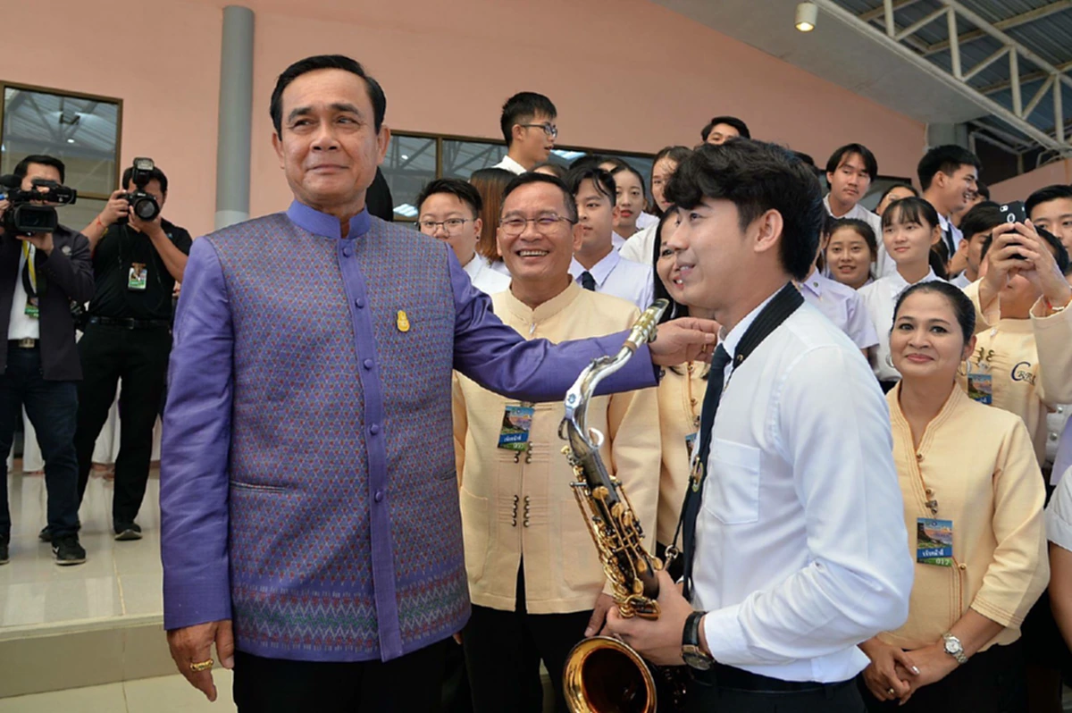 ม่วนอก ม่วนใจ!!!นายกกล่าวชมนศ.ราชภัฎเชียงราย เป่าแซ็กโซโฟน ร้องเพลง"สะพาน"ต้อนรับ ก่อนประชุมครม