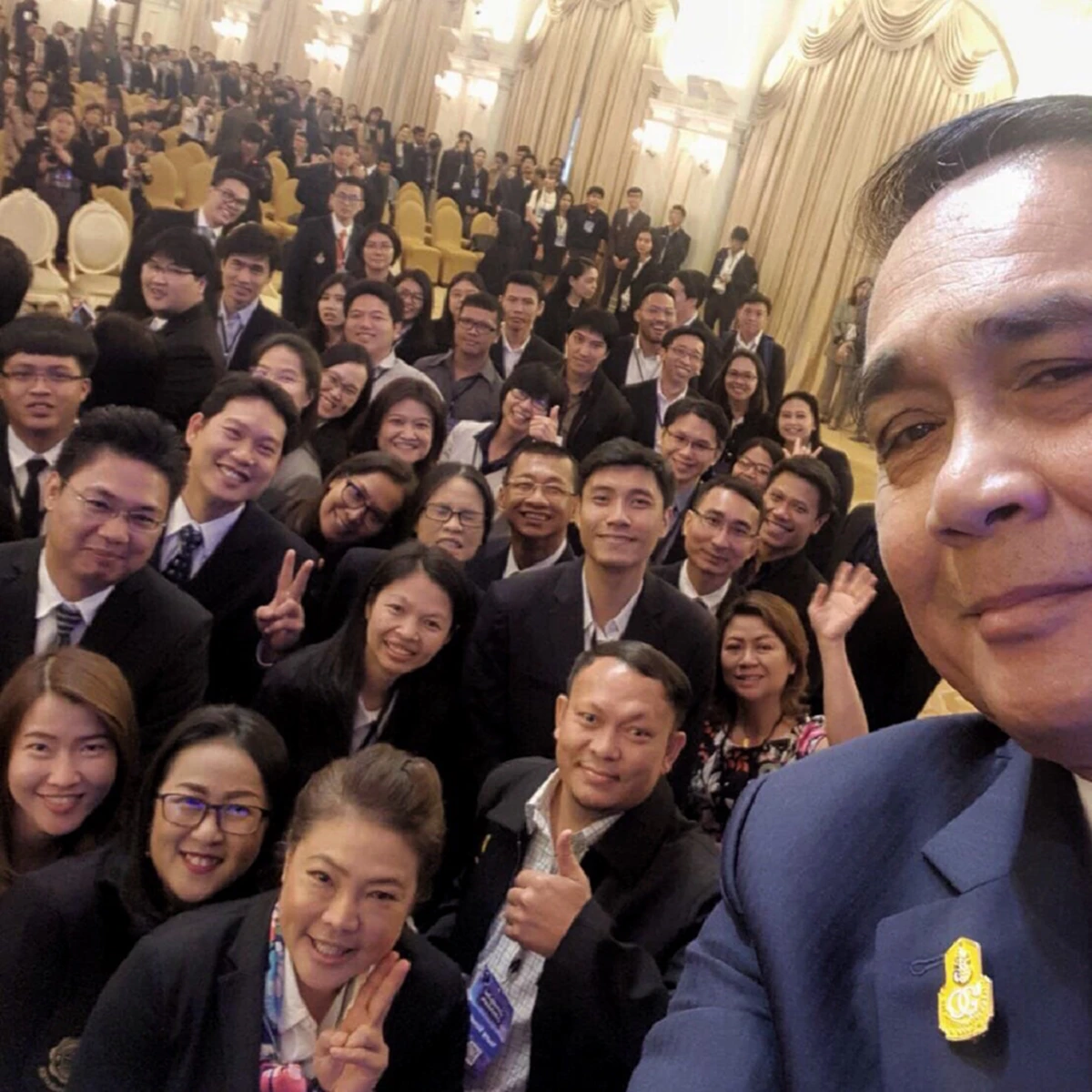 เห่อ!!!”นายก”อินจัด เซลฟี่ถี่ถี่ หลังประกาศตัวเป็น “ตู่โซเชียล”