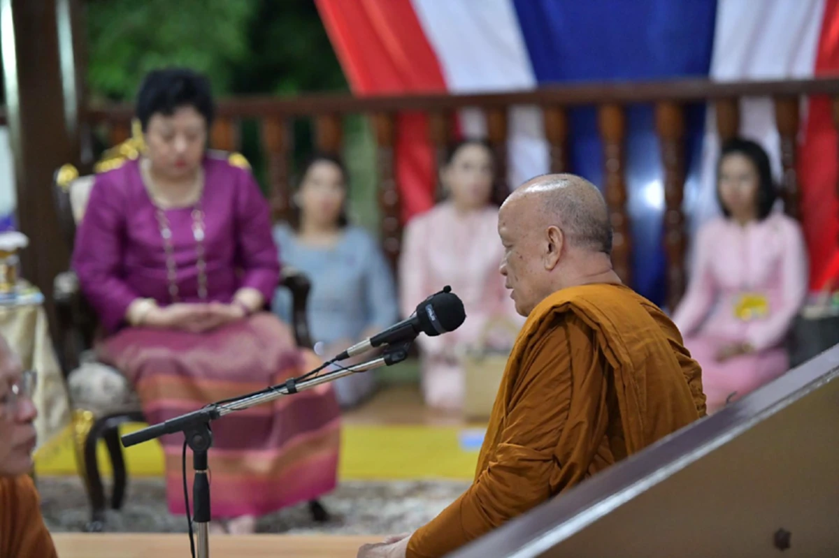 กราบสาธุ!!! เปิดภาพ พระองค์โสมฯ ร่วมทำวัตร เจริญจิตภาวนา หลังเป็นองค์ปธ.บวชพระขนิษฐา ที่ วัดป่านาคำน้อย