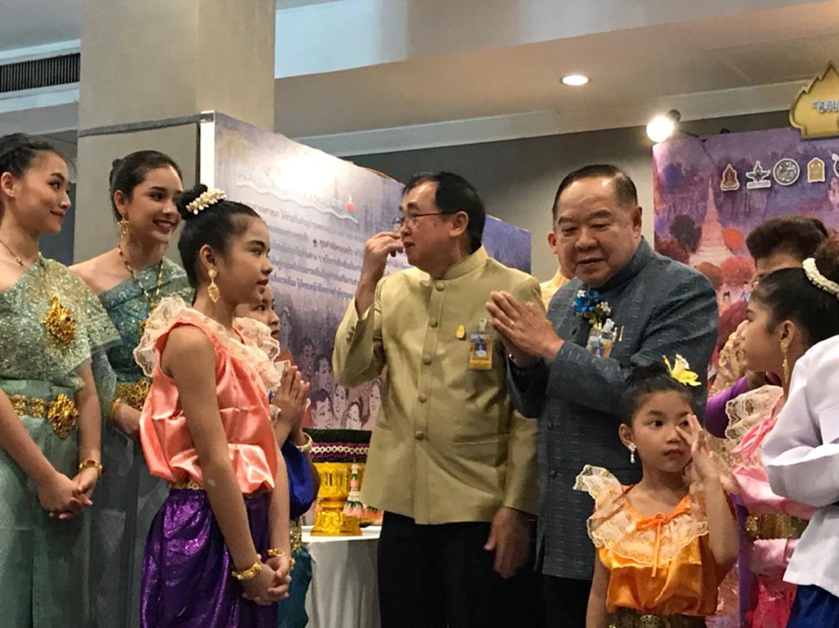 บิ๊กป้อม นั่งหัวโต๊ะประชุม แทน นายกบิ๊กตู่ ย้ำดูแลความปลอดภัยจราจร-โคมลอยช่วงเทศกาลลอยกระทง 22 พย.นี้
