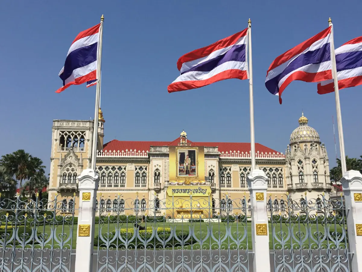 ประยุทธ์ลงพื้นที่อ่างทองด่วนบ่ายนี้ เยี่ยมชาวบ้านน้ำท่วม  ปรับภาพพระบรมฉายาลักษณ์ในหลวง ร.9  ชักธงขึ้นสู่ยอดเสา ปลดผ้าแถบขาวดำออก