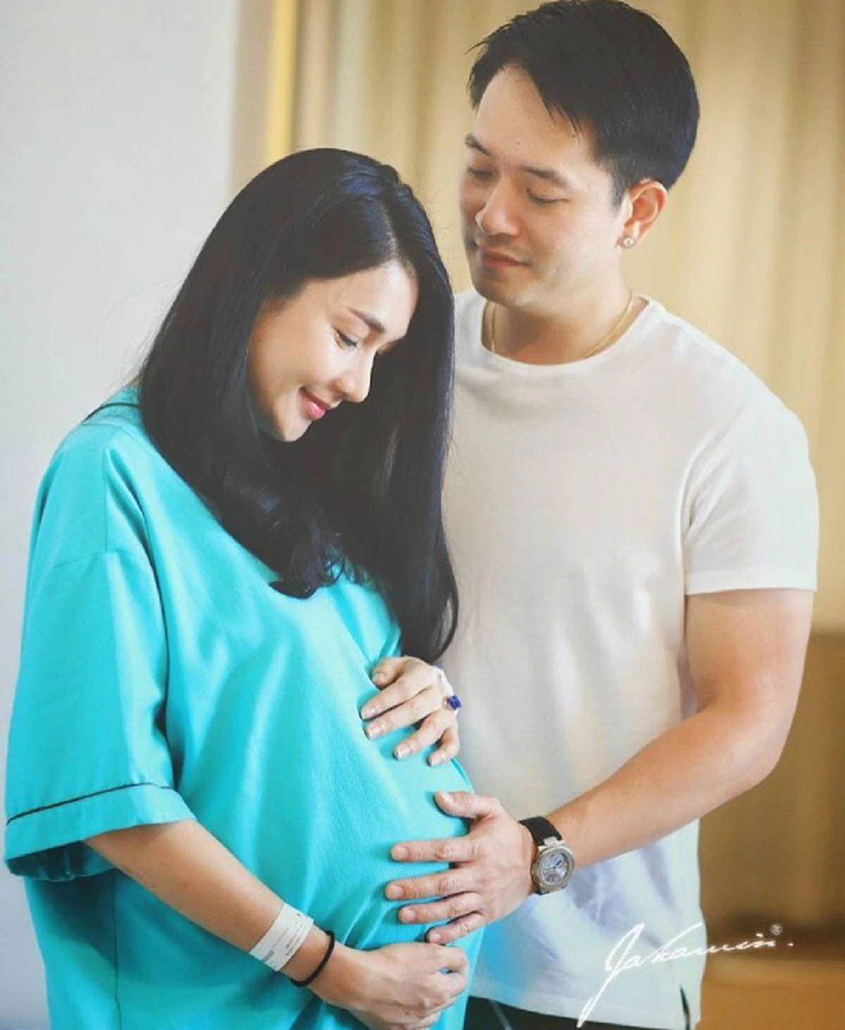 คลอดแล้ว "เนย โชติกา" ให้กำเนิดทายาทตัวน้อยร้อยล้าน