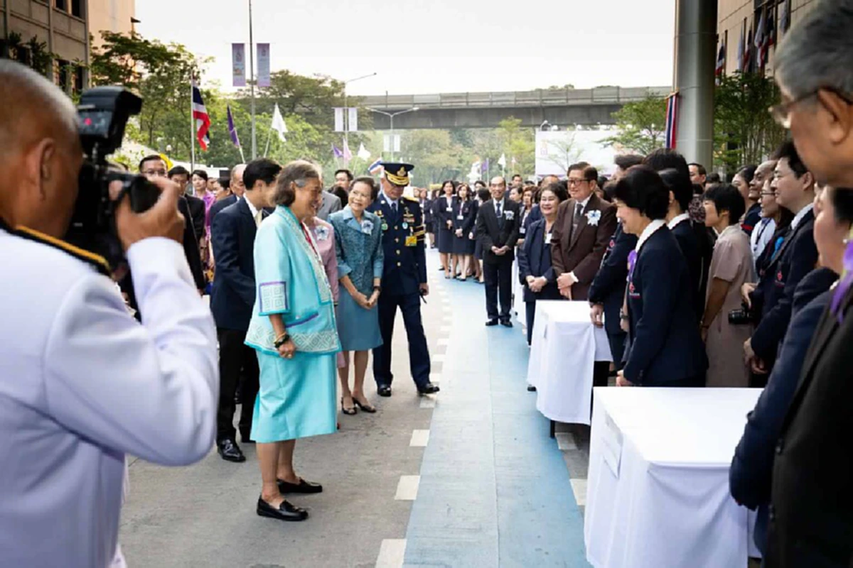 สมเด็จพระเทพฯเสด็จเยี่ยม จนท.ปฏิบัติราชการเจ็บป่วย เนื่องในวันปีใหม่ ณ รพ.พระมงกุฎเกล้า