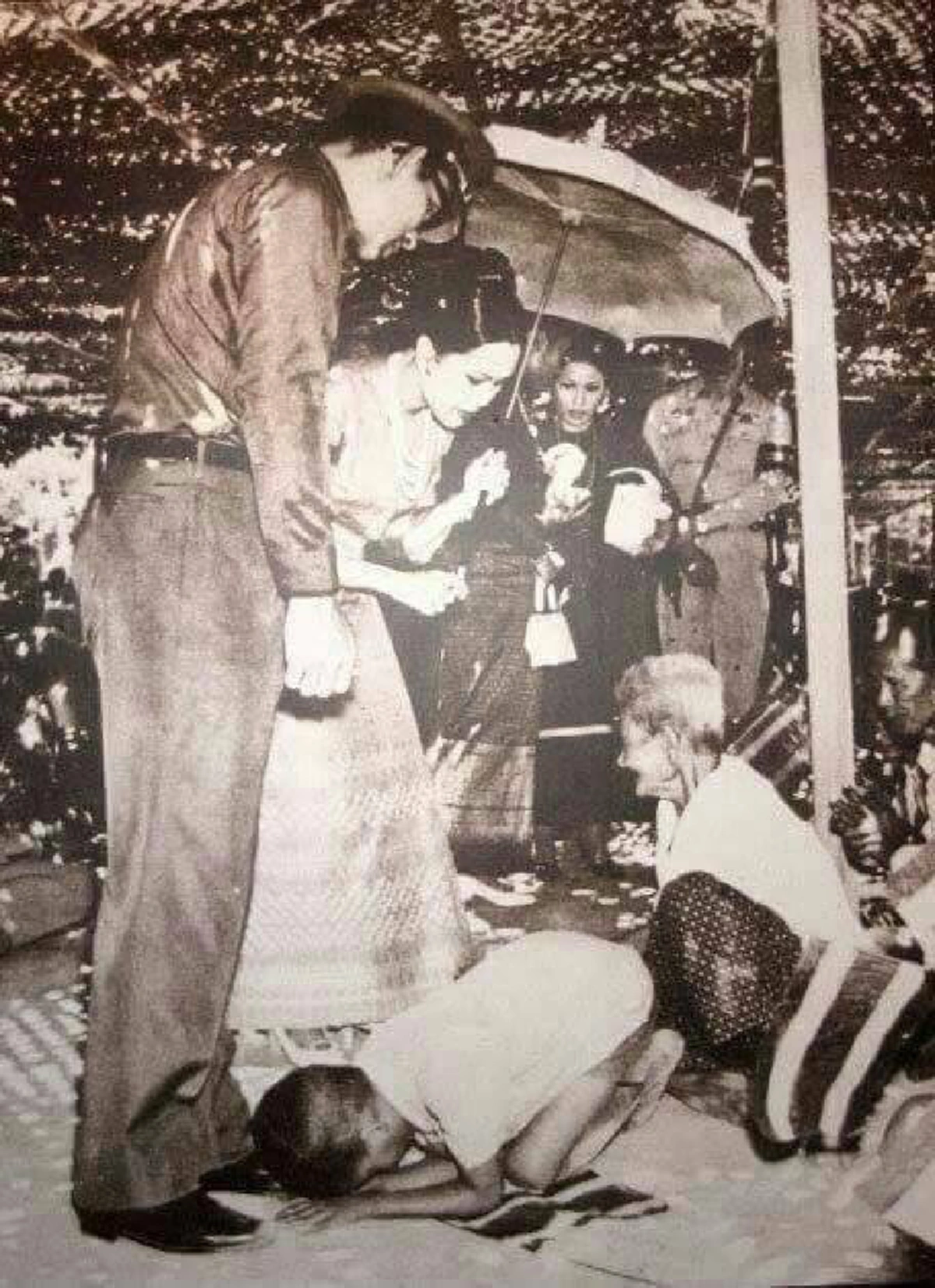 “เป่าหัวให้ข่อยหน่อย”  เรื่องเล่าของเด็กน้อยกับเมตตาที่ยิ่งใหญ่ของในหลวง ร.9  “อ่านไปยิ้มไปคิดถึงสุดหัวใจ”