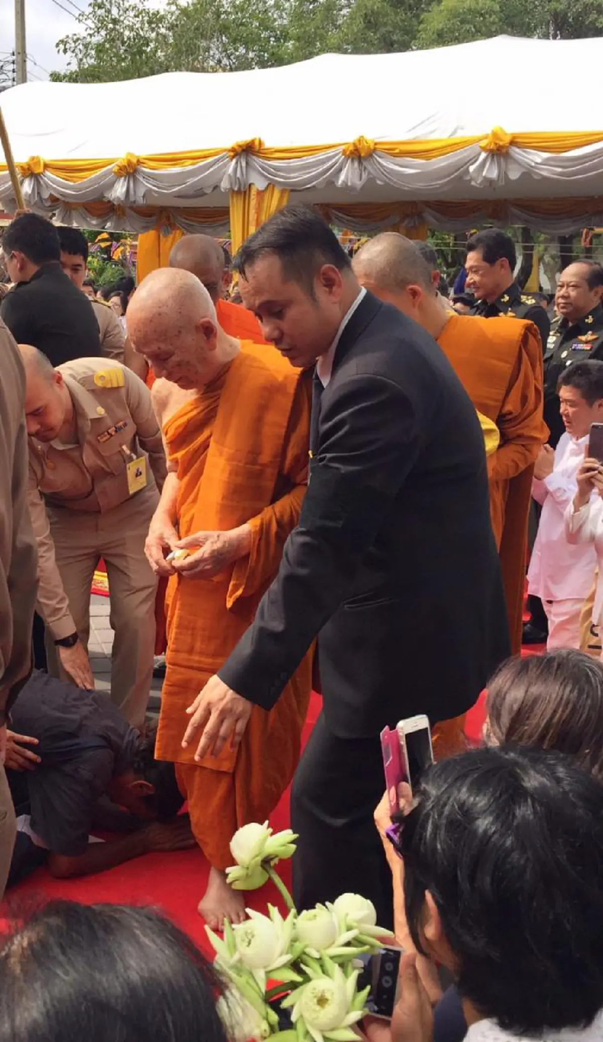 แซ่ซ้องสาธุการ!!! "สมเด็จพระสังฆราชฯ" ทรงเททองหล่อรูปเหมือน "สมเด็จพระพุฒาจารย์โต" เกิดปรากฎการณ์อัศจรรย์ขณะทำพิธี!! (มีภาพ)