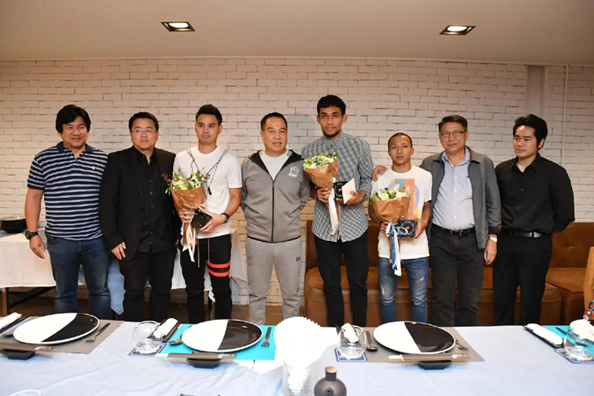 บิ๊กอ๊อดจัดให้!! เลี้ยงส่ง 3 แข้งทีมชาติไทย “เจ-มุ้ย-อุ้ม” ก่อนไปค้าแข้งเจลีก พร้อมอวยพรให้ประสบความสำเร็จและมีโอกาสได้เล่นในยุโรปต่อไป