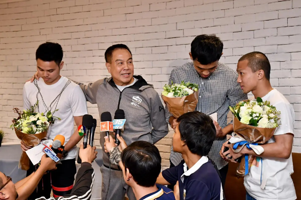 บิ๊กอ๊อดจัดให้!! เลี้ยงส่ง 3 แข้งทีมชาติไทย “เจ-มุ้ย-อุ้ม” ก่อนไปค้าแข้งเจลีก พร้อมอวยพรให้ประสบความสำเร็จและมีโอกาสได้เล่นในยุโรปต่อไป