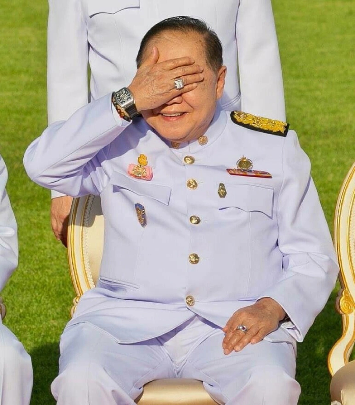 ฮือฮาสุดๆ บิ๊กป้อมใส่ “ริชาร์ด มิลล์” เรือนเฉียด 3 ล้าน สวมแหวนเพชร 2 นิ้วในมือ ยกมือบังแดดตอนถ่ายรูปหมู่ครม.ตู่ 5