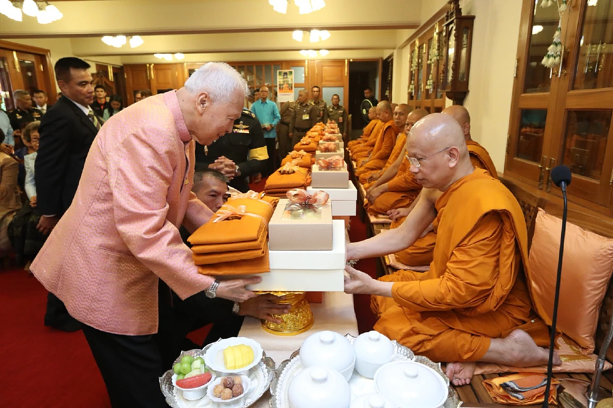 สยบทุกลือ "ป๋าเปรม" แข็งแรง ยิ้มสดชื่น ทำบุญวันเกิดครบ 98 ปี วัดราชบพิธฯ