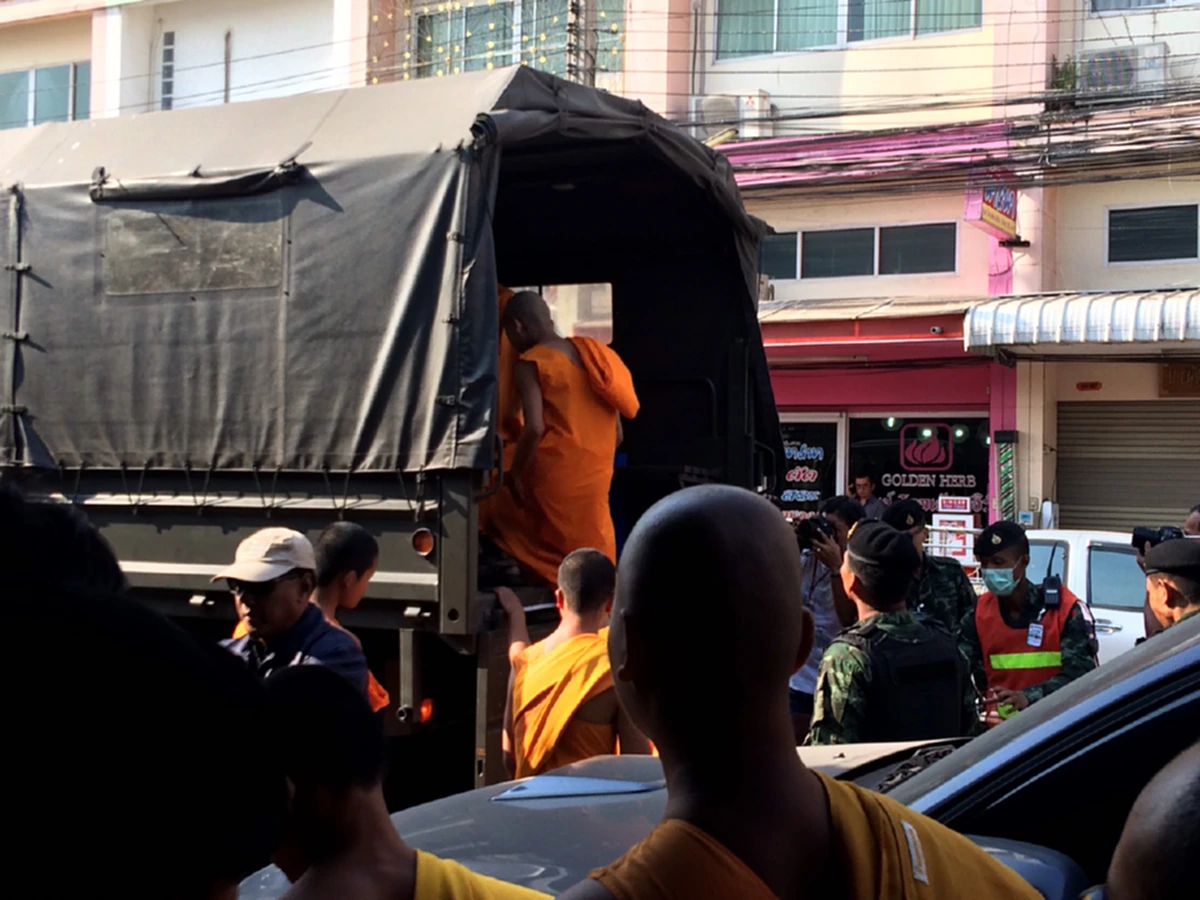 พบ "พระสงฆ์กลุ่มฮาร์ดคอ" วัดพระธรรมกาย กำลังใช้พื้นที่เก็บน้ำหมักป้าเช็งทำบางอย่าง อ้างจะติดตั้งระบบไฟทั้งหมด (ภาพ+รายละเอียด)