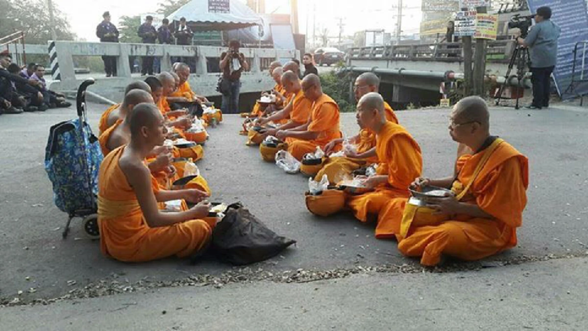 เทียบให้เห็นชัดๆ !!! การฉันอาหารพระธรรมกายกับพระทั่วไป มีจุดแตกต่างชัดเจน! จนต้องตั้งคำถามนี่ "พระแท้" หรือ "พระปลอม" ???
