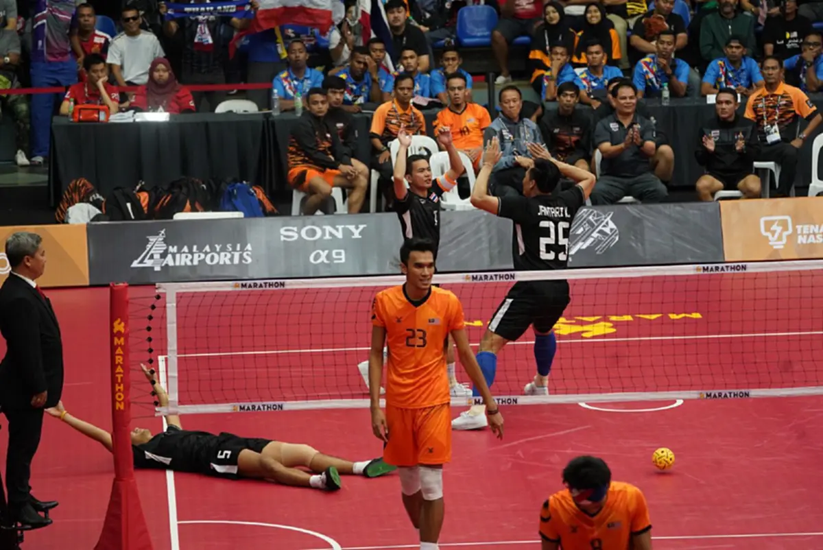 เซปักตะกร้อทีมชาติไทยทีมชุดชาย ยังคงโชว์ความเก๋าเกมกว่า ขึ้นฟาดไม่ยั้ง ใส่ทีมเสือเหลือง ไป 2 - 0 เซต อีก  1 เหรียญทองกีฬาซีเกมส์
