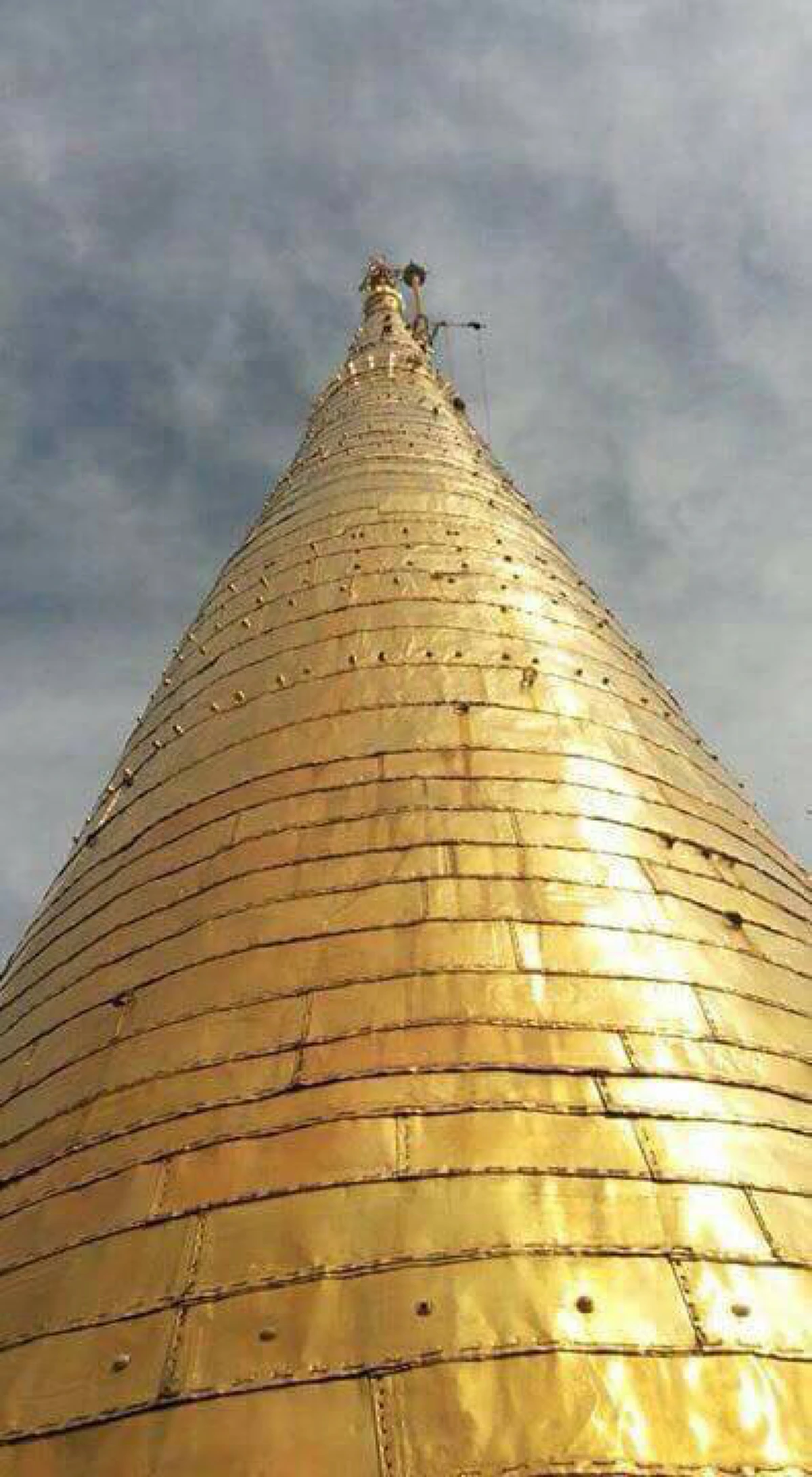 ดูกันให้จุใจ เผยภาพยอดเจดีย์ทอง กับแผ่นทองพระราชทานจาก ในหลวง ร.9 ให้ ร.10 นำมาประดิษฐาน ณ ยอดพระธาตุนครศรีธรรมราช