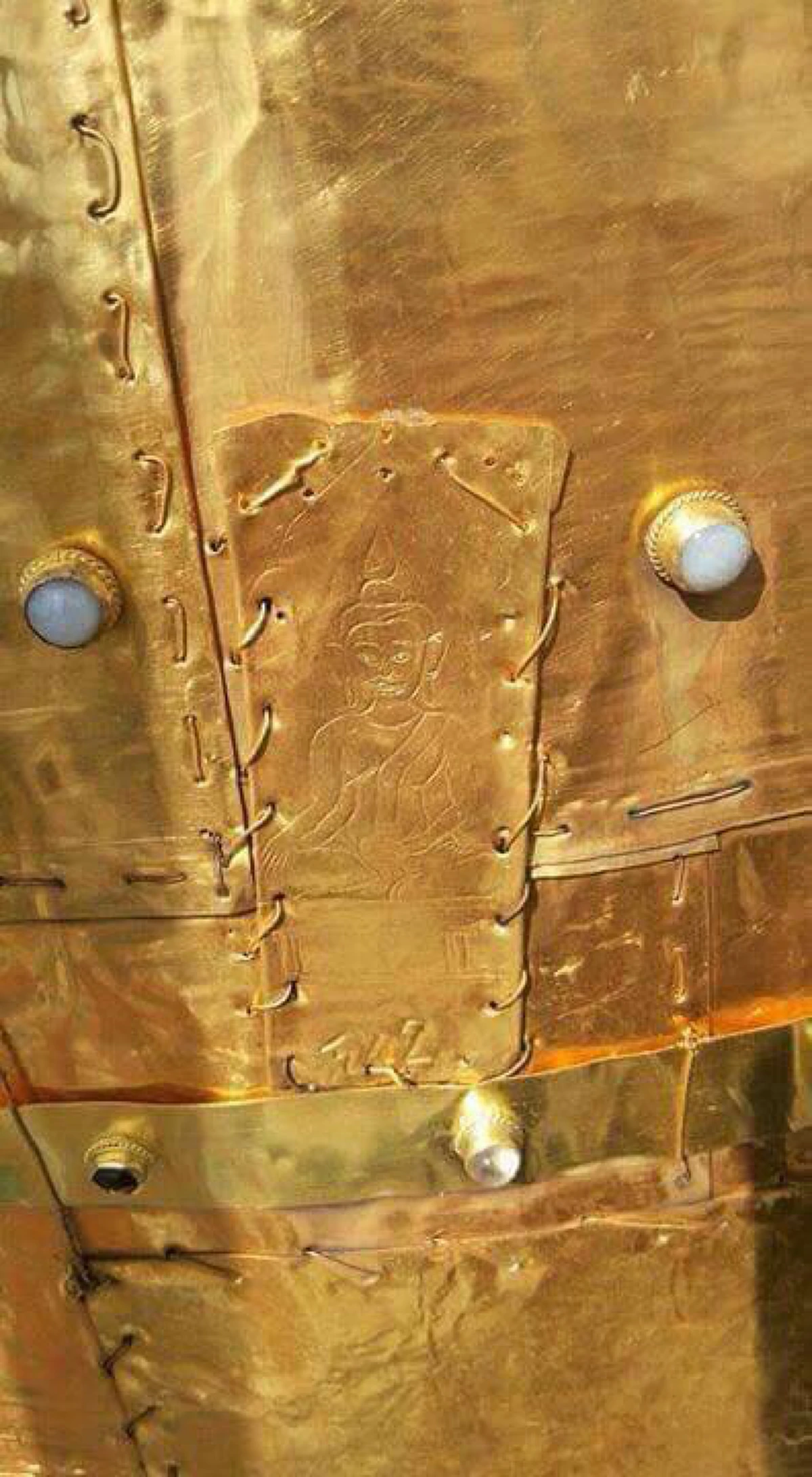 ดูกันให้จุใจ เผยภาพยอดเจดีย์ทอง กับแผ่นทองพระราชทานจาก ในหลวง ร.9 ให้ ร.10 นำมาประดิษฐาน ณ ยอดพระธาตุนครศรีธรรมราช