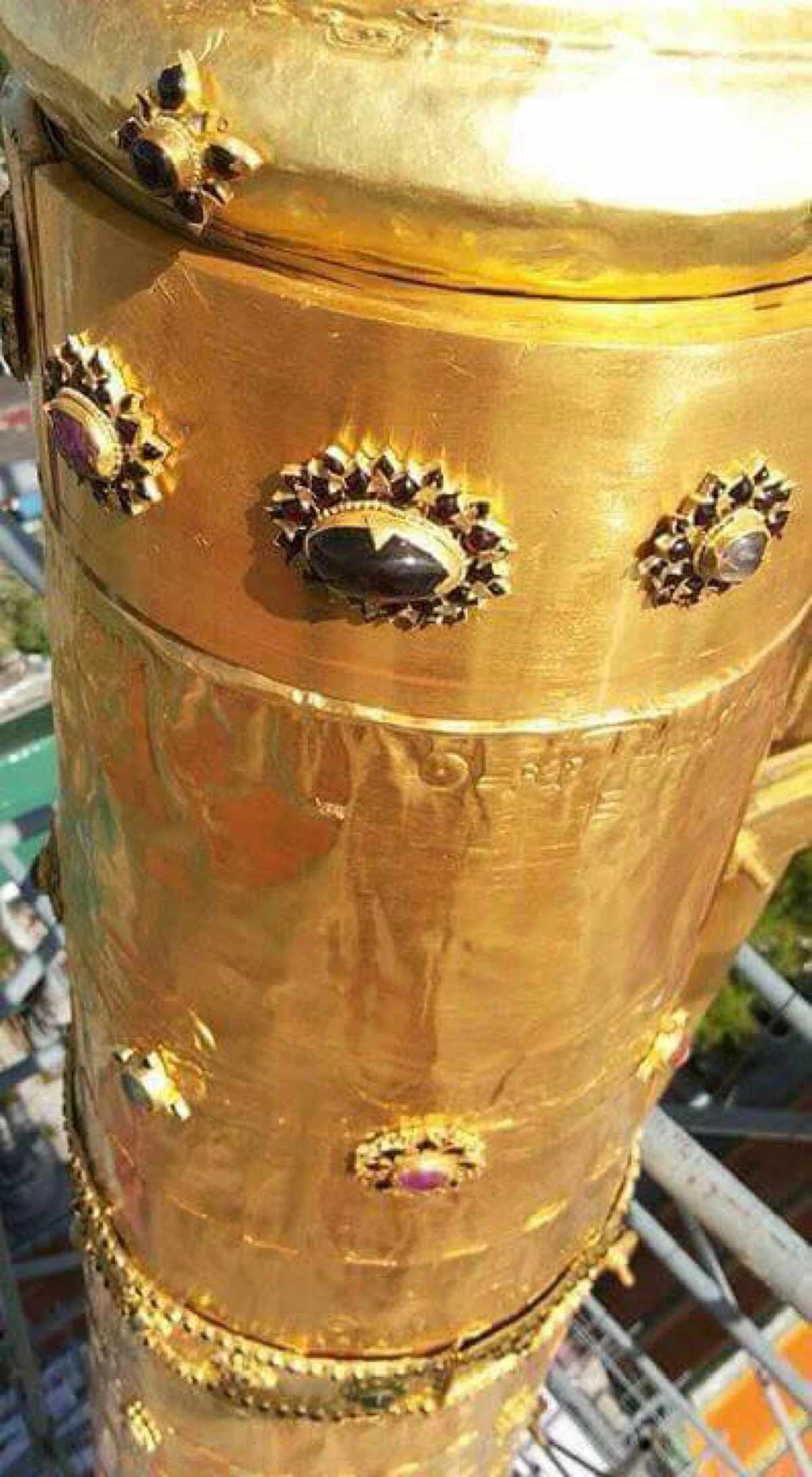 ดูกันให้จุใจ เผยภาพยอดเจดีย์ทอง กับแผ่นทองพระราชทานจาก ในหลวง ร.9 ให้ ร.10 นำมาประดิษฐาน ณ ยอดพระธาตุนครศรีธรรมราช