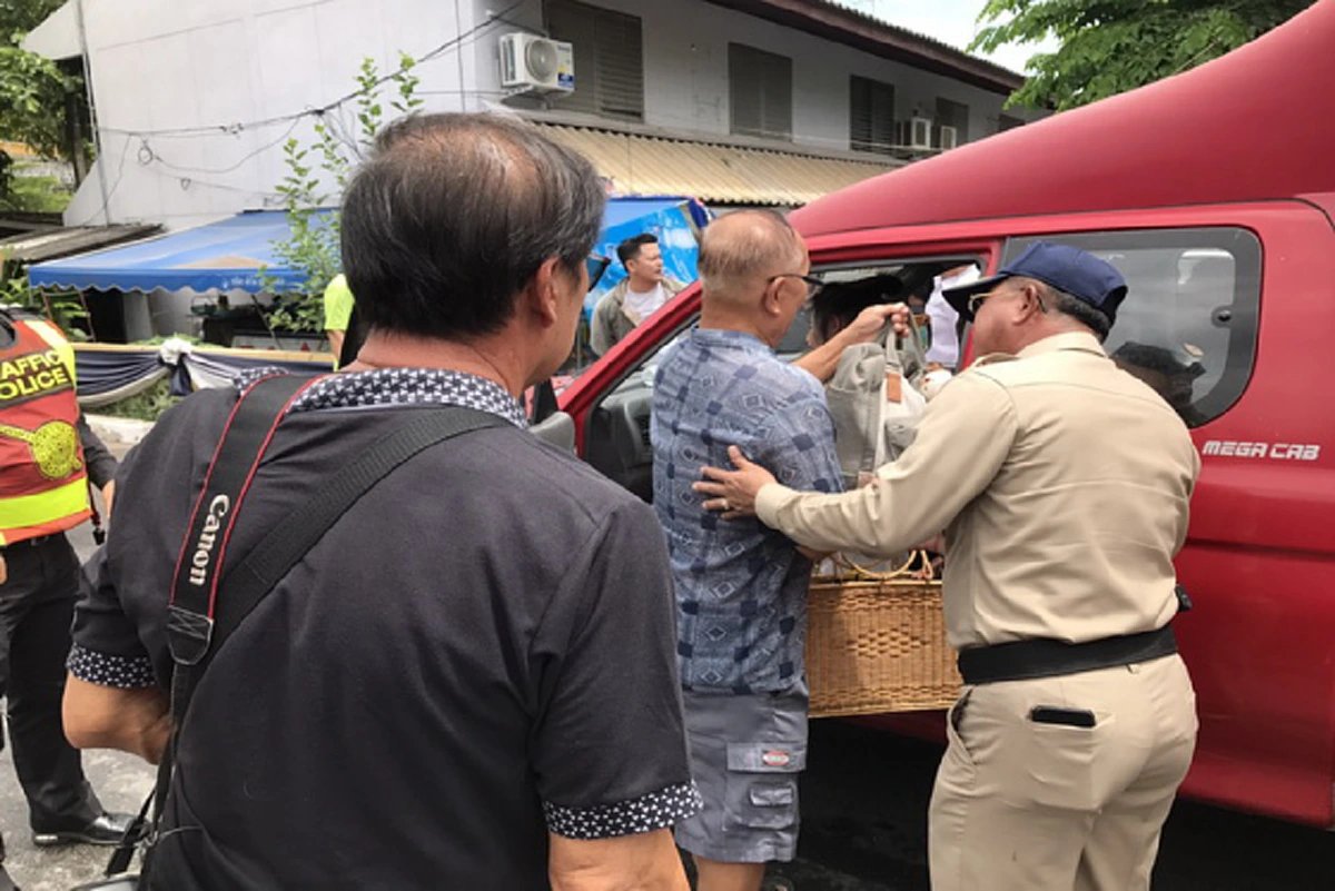 ระทึก!! คุณหมอขับรถมาดี ๆ  เกิดไฟลุกท่วมทั้งคัน ถังดับเพลิงก็เอาไม่อยู่ สุดท้ายเสียหายทั้งคัน