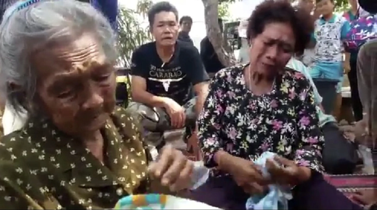 ถึงกับทรุด!!! ญาติ 2 ตา-ยาย เก็บเห็ด ร่ำไห้โฮ! ยกมือไหว้ท่วมหัว ขอให้ท่านเมตตา หลังศาลฎีกา ตัดสินจำคุกคนละ 5 ปี!!! (มีคลิป)