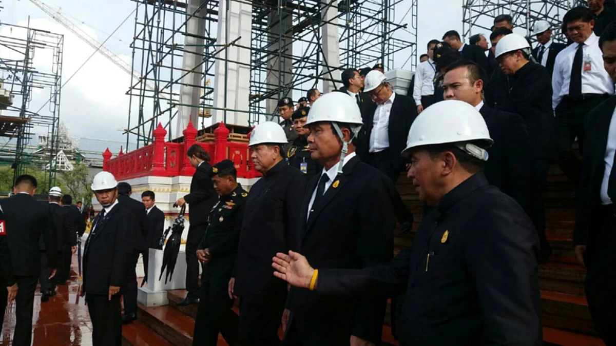 นายกรัฐมนตรี ตรวจความคืบหน้าจัดสร้างพระเมรุมาศ พระราชพิธีถวายพระเพลิงพระบรมศพในหลวง ร.9 แนะประชาชน ฝนตกอย่าไปกลัว ต้องแข็งแรง (มีคลิป)