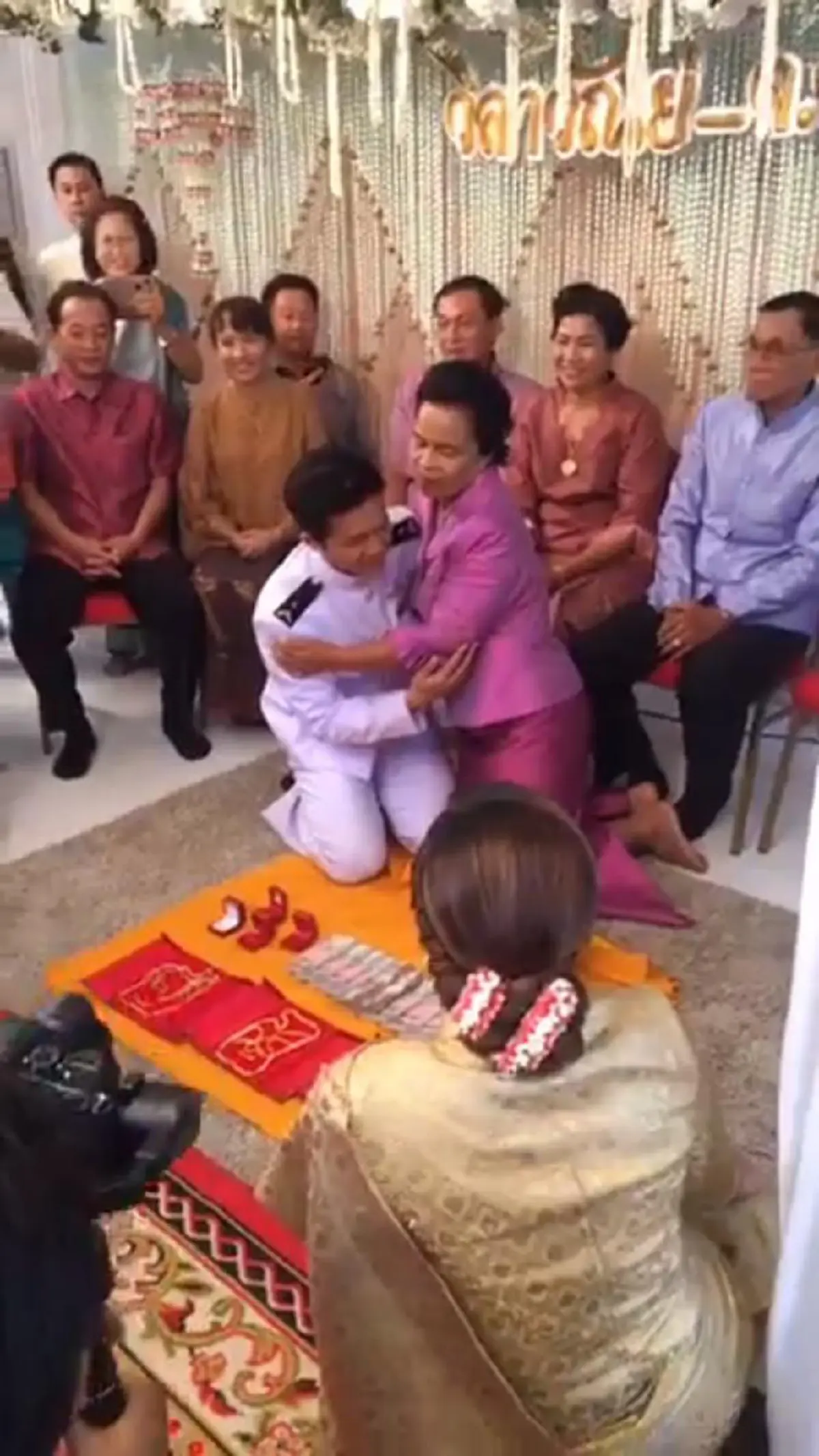 แต่งแล้ว..ชื่นมื่นสุดๆ!!! "กัปตันกิ๊ฟ วิลาวัณย์" เข้าพิธีวิวาห์ กับแฟนหนุ่ม "นัท นัฐพงศ์" อดีตมือเซตทีมชาติไทย พร้อมสินสอดเป็นล้าน! (มีคลิป)