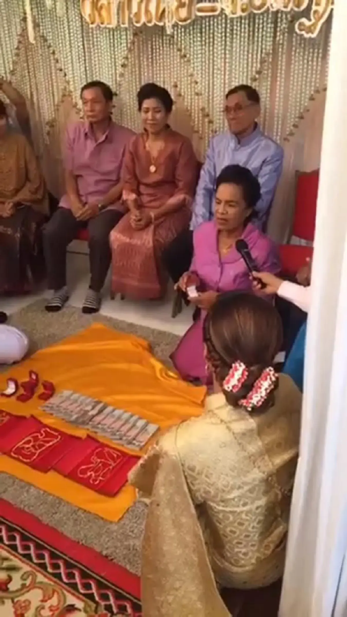 แต่งแล้ว..ชื่นมื่นสุดๆ!!! "กัปตันกิ๊ฟ วิลาวัณย์" เข้าพิธีวิวาห์ กับแฟนหนุ่ม "นัท นัฐพงศ์" อดีตมือเซตทีมชาติไทย พร้อมสินสอดเป็นล้าน! (มีคลิป)