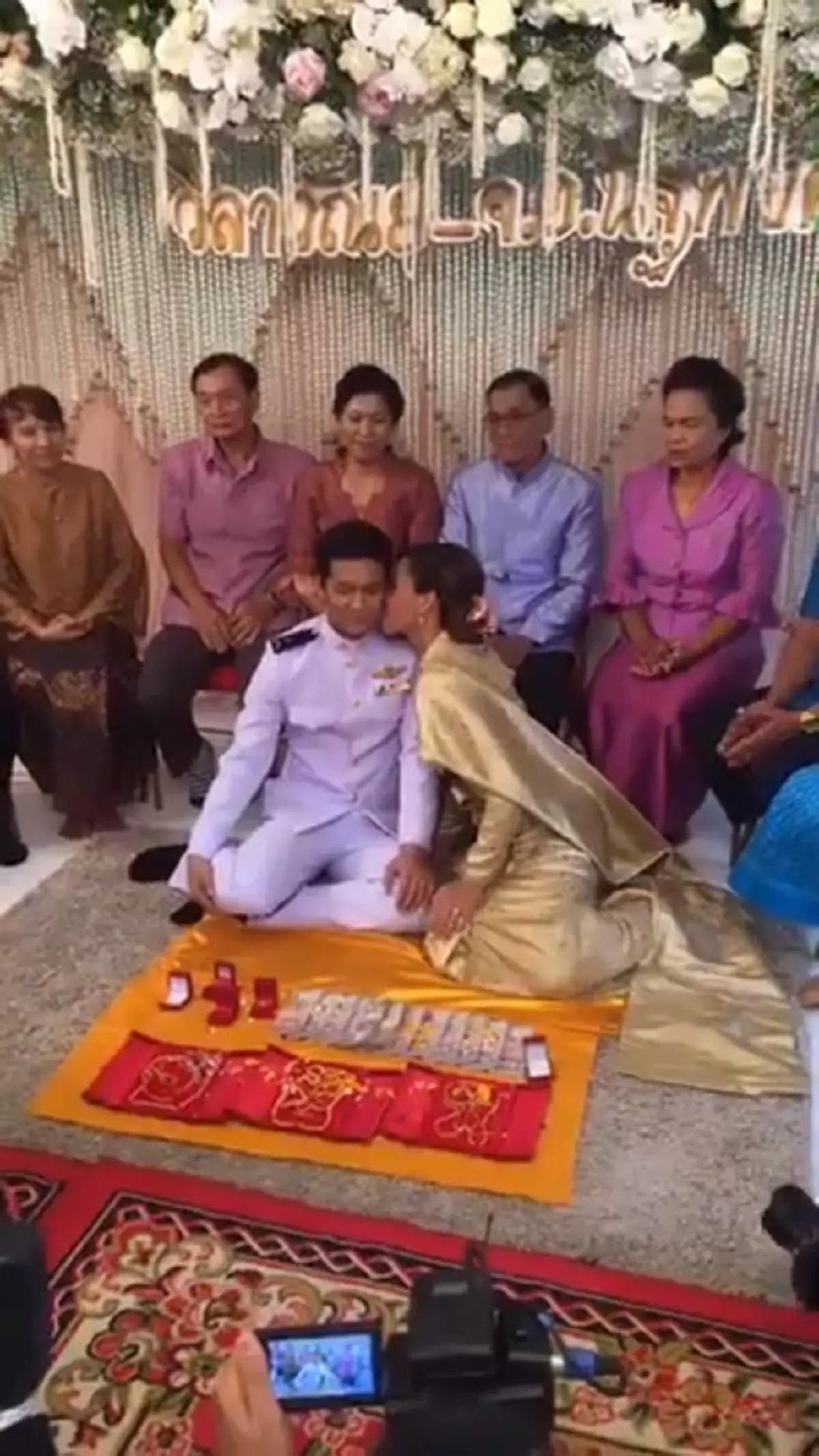 แต่งแล้ว..ชื่นมื่นสุดๆ!!! "กัปตันกิ๊ฟ วิลาวัณย์" เข้าพิธีวิวาห์ กับแฟนหนุ่ม "นัท นัฐพงศ์" อดีตมือเซตทีมชาติไทย พร้อมสินสอดเป็นล้าน! (มีคลิป)