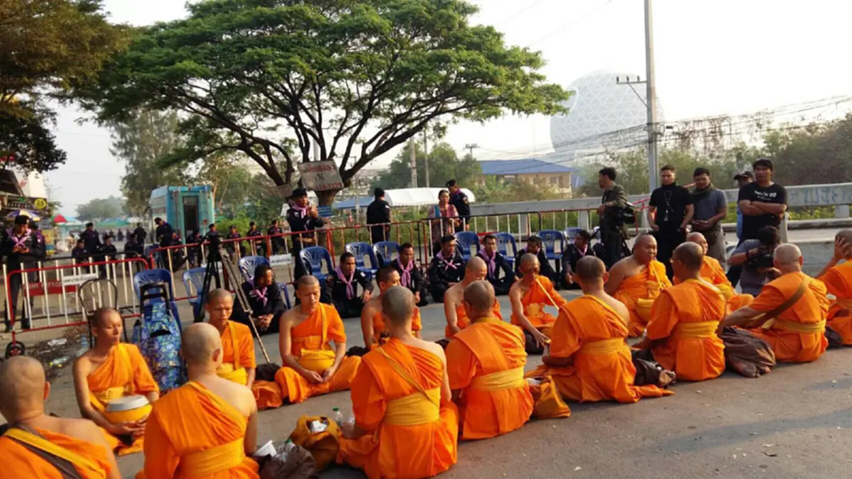 อะไรจะขนาดนี้ !?!? "พระสงฆ์" ธรรมกาย ดราม่า นั่งฉันอาหารนอกวัด ...บอก "เจ้าหน้าที่" ไม่อนุญาติให้เข้าวัด (ชมภาพชุด)