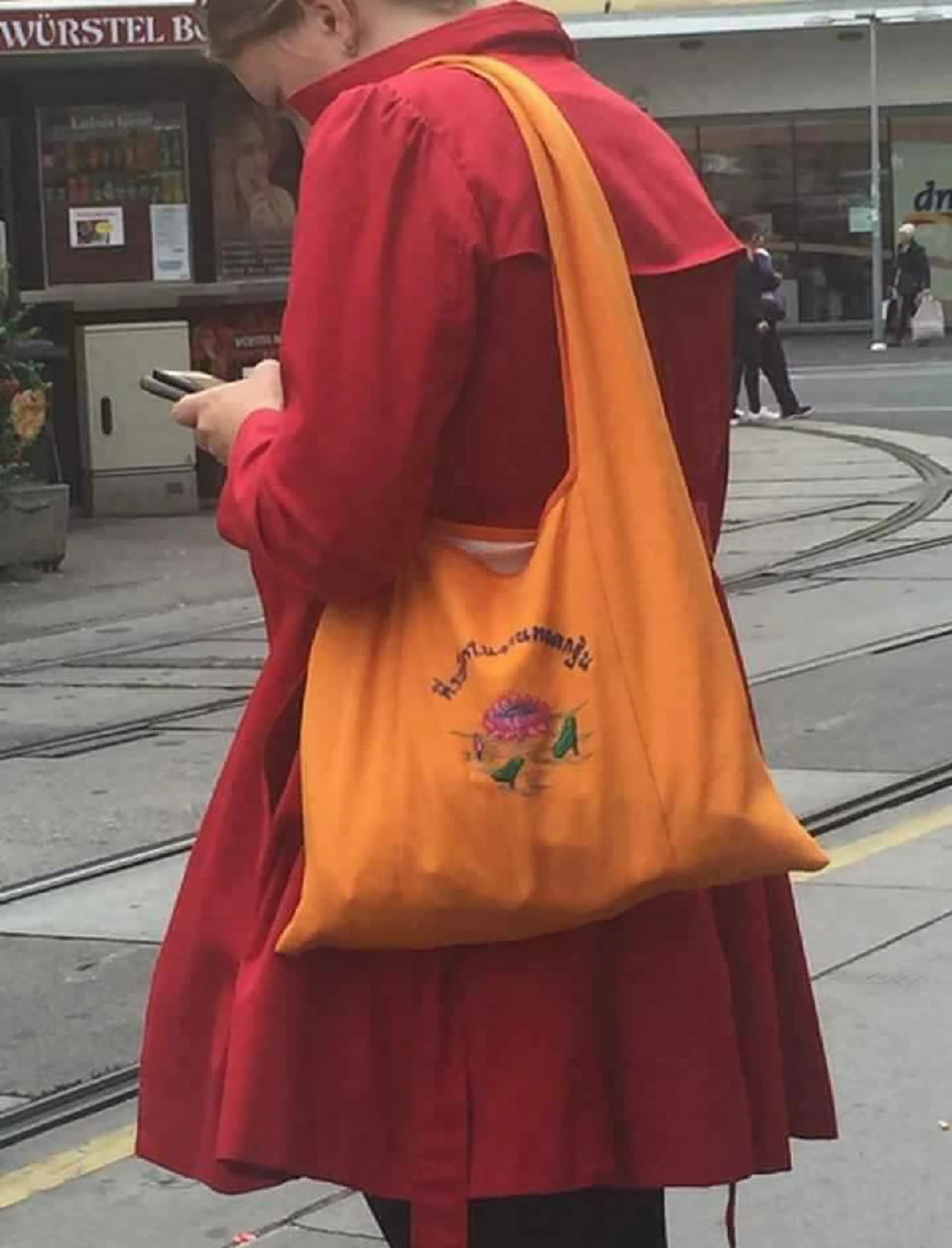 เหมาะสมหรือไม่ ?? เมื่อฝรั่งหัวทอง สะพายย่ามพระในต่างแดน ??!! ชาวเน็ตแห่คอมเม้นเพียบ (ภาพชุด)