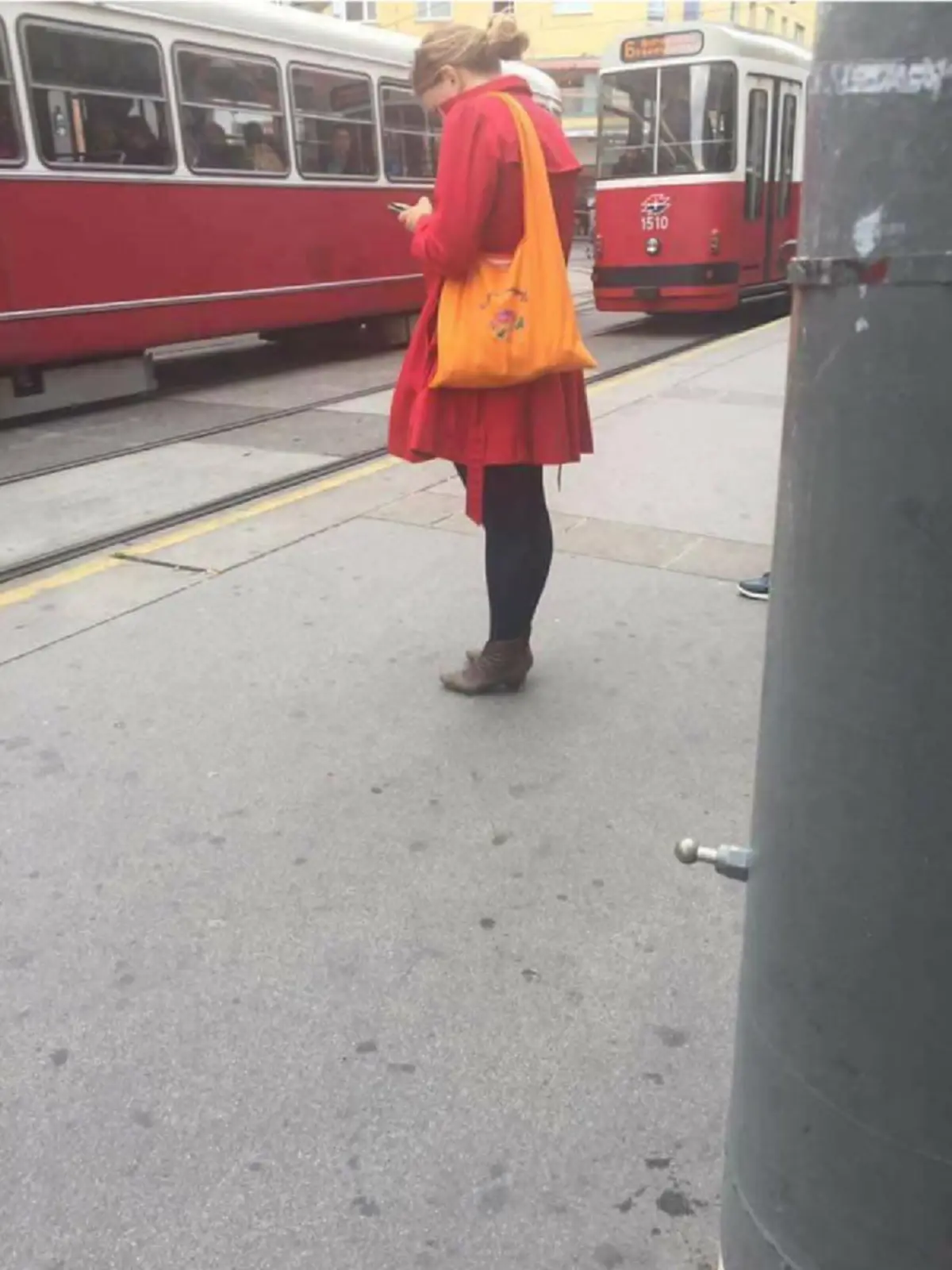 เหมาะสมหรือไม่ ?? เมื่อฝรั่งหัวทอง สะพายย่ามพระในต่างแดน ??!! ชาวเน็ตแห่คอมเม้นเพียบ (ภาพชุด)