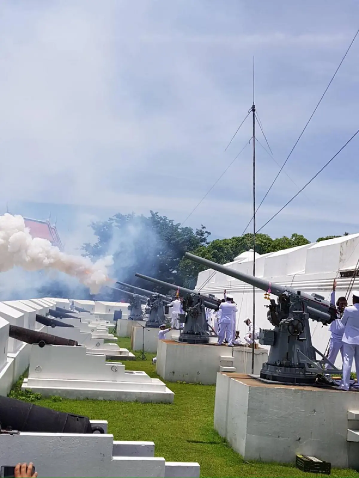 อลังการ สมพระเกียรติ !!! ทัพเรือยิงสลุตหลวง ถวาย"สมเด็จพระนางเจ้าฯ พระบรมราชินีนาถ" สุดตระการตา หาชมยากยิ่ง (ภาพ+คลิป)