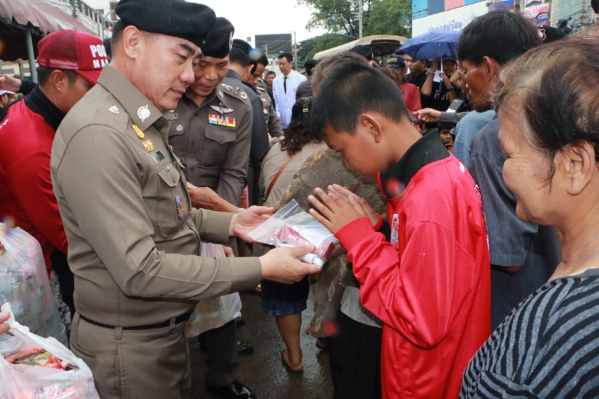ประมวลภาพ ผบ.ตร. พร้อมคณะ ลงพื้นที่ตรวจน้ำท่วมสกลนครเช้านี้ จัดหน่วยแพทย์เคลื่อนที่ให้ประชาชนด่วน !! (ภาพชุด)