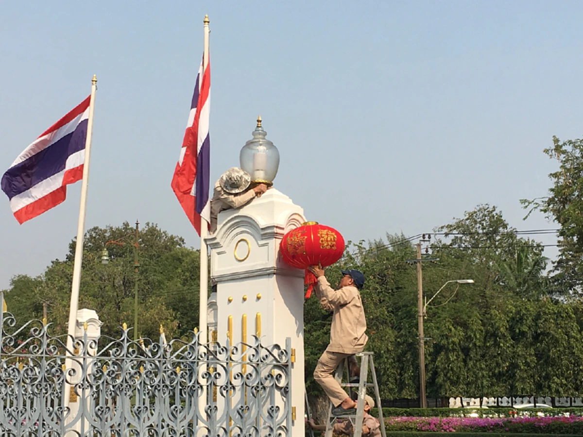 รัฐบาล...กลัวอาถรรพ์ จากลางร้าย !!! รีบติด "โคมจีนเต็งลั้ง" เพื่อแก้เคล็ดกระถางสิริมงคลแตกหน้าทำเนียบฯ !!!