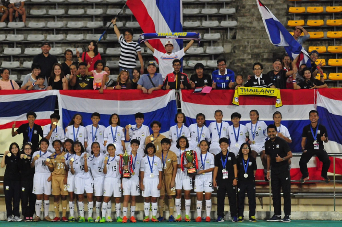 ดาวรุ่งสายเลือดใหม่!! "ชบาเเก้วยู15" หอบเเชมป์อาเซี่ยน กลับถึงประเทศไทย ... มุ่งปรับข้อบกพร่องล่าความสำเร็จ "ยู16เอเชีย" ต่อ