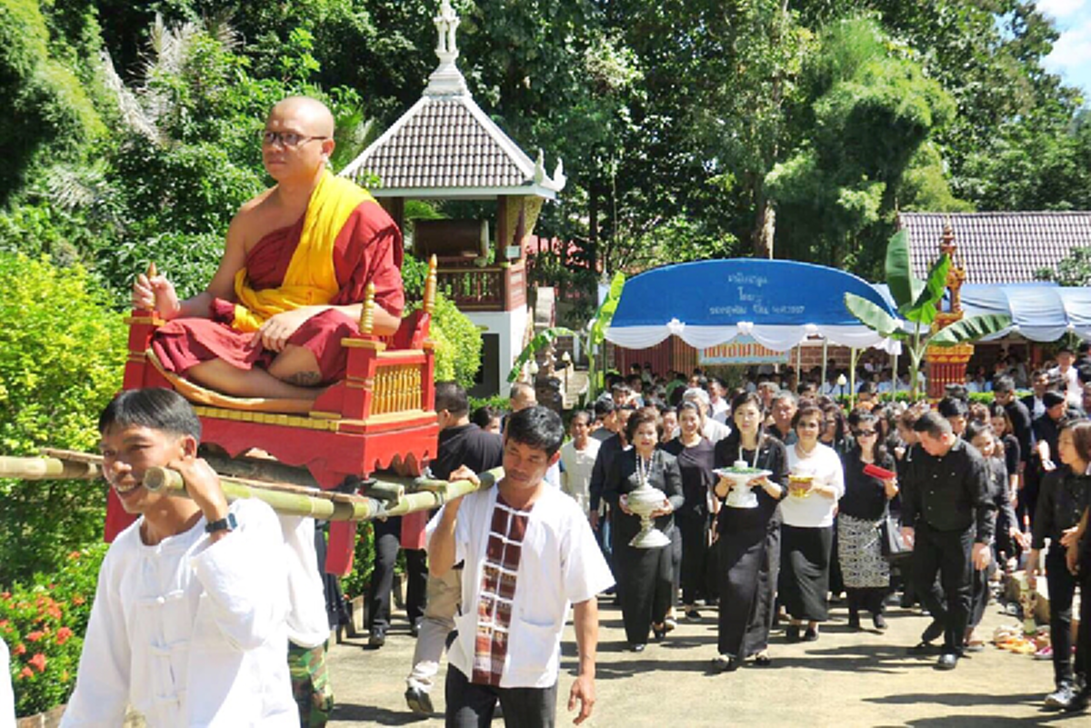 ต้องขุดให้ถึงราก !?! ปูมหลัง "ครูบาน้อย" ชำแหละต้นตอพลังศรัทธา..."ยิ่งลักษณ์"ยังเคยมากราบนมัสการถึงหน้าถ้ำ! (รายละเอียด)