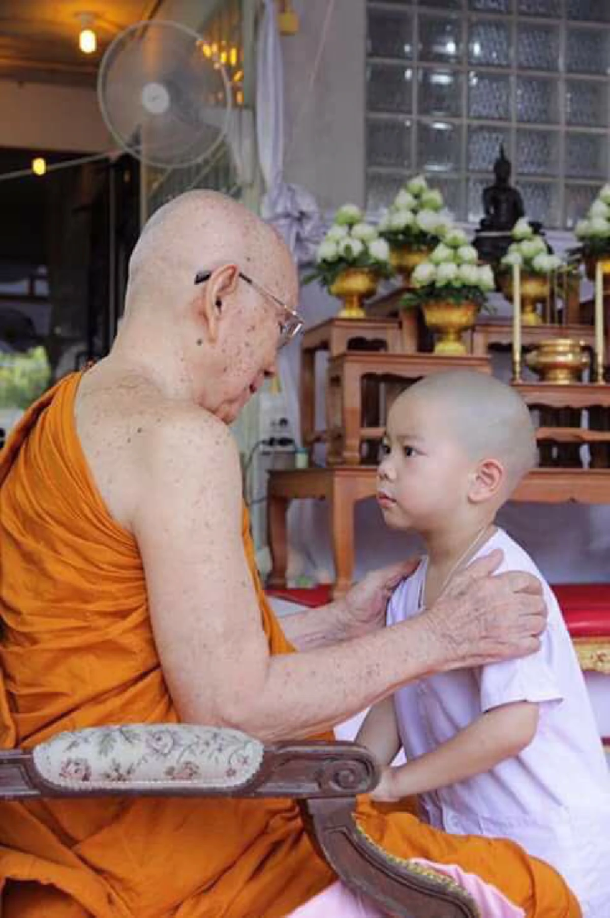 เพราะธรรมขัดเกลาใจ!!! ภาพ "น้องกร" หนูน้อยวัย 4 ขวบ แห่งวัดป่ามณีกาญจน์ เข้ากราบ "สมเด็จพระมหามุนีวงศ์" ด้วยความนอบน้อม (ชมภาพ)
